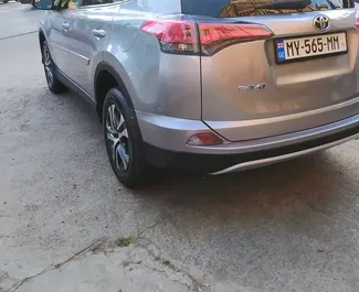 Vermietung Toyota Rav4. Komfort, SUV, Crossover Fahrzeug zur Miete in Georgien ✓ Kaution Einzahlung von 200 GEL ✓ Versicherungsoptionen KFZ-HV, TKV, VKV Plus, Insassen, Diebstahlschutz.