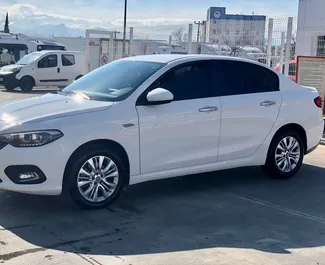 Frontansicht eines Mietwagens Fiat Egea Multijet am Flughafen Antalya, Türkei ✓ Auto Nr.4291. ✓ Schaltgetriebe TM ✓ 0 Bewertungen.