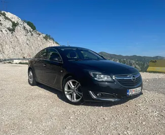 Frontansicht eines Mietwagens Opel Insignia in Becici, Montenegro ✓ Auto Nr.4272. ✓ Automatisch TM ✓ 0 Bewertungen.