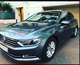 Frontansicht eines Mietwagens Volkswagen Passat in Budva, Montenegro ✓ Auto Nr.1068. ✓ Automatisch TM ✓ 0 Bewertungen.