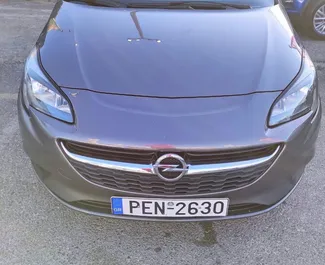 Frontansicht eines Mietwagens Opel Corsa auf Kreta, Griechenland ✓ Auto Nr.1554. ✓ Schaltgetriebe TM ✓ 0 Bewertungen.