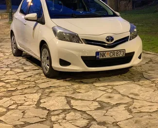 Frontansicht eines Mietwagens Toyota Yaris in Becici, Montenegro ✓ Auto Nr.4269. ✓ Automatisch TM ✓ 5 Bewertungen.