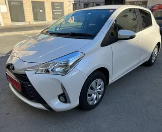 Frontansicht eines Mietwagens Toyota Vitz in Larnaca, Zypern ✓ Auto Nr.4375. ✓ Automatisch TM ✓ 0 Bewertungen.