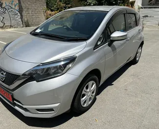 Frontansicht eines Mietwagens Nissan Note in Larnaca, Zypern ✓ Auto Nr.4373. ✓ Automatisch TM ✓ 0 Bewertungen.