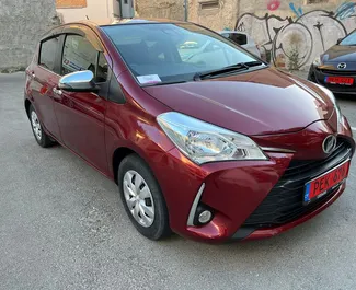 Frontansicht eines Mietwagens Toyota Vitz in Larnaca, Zypern ✓ Auto Nr.4374. ✓ Automatisch TM ✓ 1 Bewertungen.