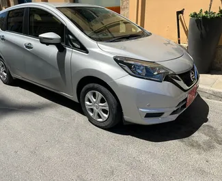 Frontansicht eines Mietwagens Nissan Note in Larnaca, Zypern ✓ Auto Nr.4376. ✓ Automatisch TM ✓ 0 Bewertungen.