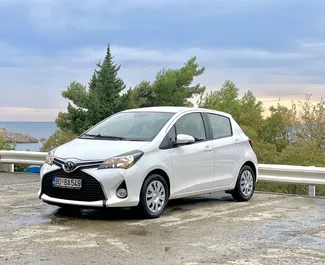 Frontansicht eines Mietwagens Toyota Yaris in Budva, Montenegro ✓ Auto Nr.4386. ✓ Automatisch TM ✓ 3 Bewertungen.