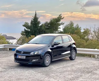 Frontansicht eines Mietwagens Volkswagen Polo in Budva, Montenegro ✓ Auto Nr.4385. ✓ Schaltgetriebe TM ✓ 3 Bewertungen.