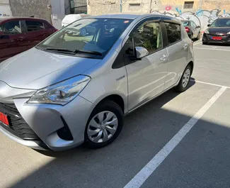 Frontansicht eines Mietwagens Toyota Vitz in Larnaca, Zypern ✓ Auto Nr.4402. ✓ Automatisch TM ✓ 0 Bewertungen.