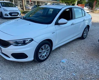 Frontansicht eines Mietwagens Fiat Egea am Flughafen Antalya, Türkei ✓ Auto Nr.4396. ✓ Schaltgetriebe TM ✓ 0 Bewertungen.