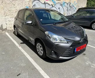 Frontansicht eines Mietwagens Toyota Vitz in Larnaca, Zypern ✓ Auto Nr.4401. ✓ Automatisch TM ✓ 0 Bewertungen.