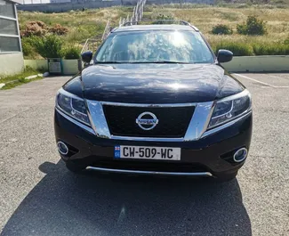 Frontansicht eines Mietwagens Nissan Pathfinder in Tiflis, Georgien ✓ Auto Nr.2189. ✓ Automatisch TM ✓ 0 Bewertungen.