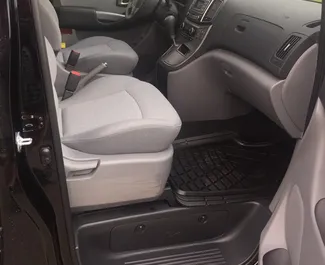 Innenraum von Hyundai H1 zur Miete in Georgien. Ein großartiges 8-Sitzer Fahrzeug mit Automatisch Getriebe.