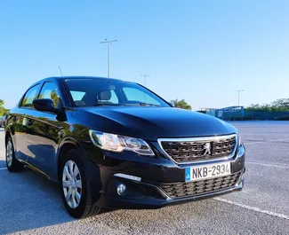 Frontansicht eines Mietwagens Peugeot 301 in Thessaloniki, Griechenland ✓ Auto Nr.2286. ✓ Schaltgetriebe TM ✓ 2 Bewertungen.