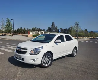 Frontansicht eines Mietwagens Chevrolet Cobalt am Flughafen Baku, Aserbaidschan ✓ Auto Nr.4429. ✓ Automatisch TM ✓ 0 Bewertungen.