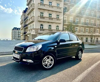 Frontansicht eines Mietwagens Chevrolet Aveo am Flughafen Baku, Aserbaidschan ✓ Auto Nr.4431. ✓ Automatisch TM ✓ 0 Bewertungen.