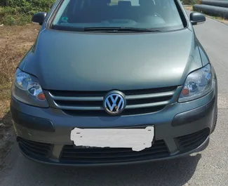 Frontansicht eines Mietwagens Volkswagen Golf Plus in Durres, Albanien ✓ Auto Nr.4669. ✓ Schaltgetriebe TM ✓ 1 Bewertungen.