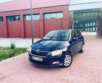 Frontansicht eines Mietwagens Skoda Fabia in Becici, Montenegro ✓ Auto Nr.4496. ✓ Automatisch TM ✓ 0 Bewertungen.