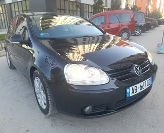 Frontansicht eines Mietwagens Volkswagen Golf in Tirana, Albanien ✓ Auto Nr.4600. ✓ Schaltgetriebe TM ✓ 2 Bewertungen.