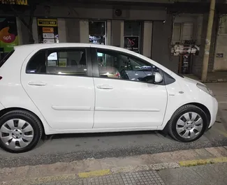 Autovermietung Toyota Yaris Nr.4490 Schaltgetriebe in Saranda, ausgestattet mit einem 1,4L Motor ➤ Von Rudina in Albanien.