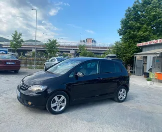 Frontansicht eines Mietwagens Volkswagen Golf Plus in Tirana, Albanien ✓ Auto Nr.4476. ✓ Automatisch TM ✓ 0 Bewertungen.