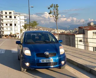 Frontansicht eines Mietwagens Toyota Yaris in Saranda, Albanien ✓ Auto Nr.4491. ✓ Schaltgetriebe TM ✓ 1 Bewertungen.