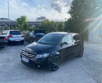 Frontansicht eines Mietwagens Volkswagen Golf Plus in Tirana, Albanien ✓ Auto Nr.4472. ✓ Automatisch TM ✓ 0 Bewertungen.