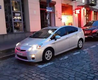 Frontansicht eines Mietwagens Toyota Prius in Tiflis, Georgien ✓ Auto Nr.4458. ✓ Automatisch TM ✓ 1 Bewertungen.