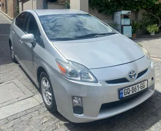 Frontansicht eines Mietwagens Toyota Prius in Tiflis, Georgien ✓ Auto Nr.4726. ✓ Automatisch TM ✓ 3 Bewertungen.