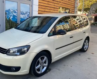 Frontansicht eines Mietwagens Volkswagen Touran in Tirana, Albanien ✓ Auto Nr.4683. ✓ Automatisch TM ✓ 1 Bewertungen.