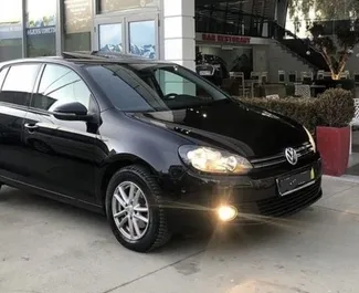 Frontansicht eines Mietwagens Volkswagen Golf 6 in Tirana, Albanien ✓ Auto Nr.4634. ✓ Automatisch TM ✓ 3 Bewertungen.