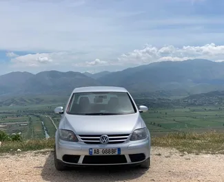 Frontansicht eines Mietwagens Volkswagen Golf Plus in Saranda, Albanien ✓ Auto Nr.4558. ✓ Schaltgetriebe TM ✓ 0 Bewertungen.