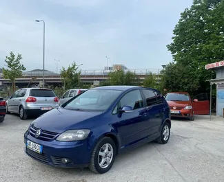 Frontansicht eines Mietwagens Volkswagen Golf Plus in Tirana, Albanien ✓ Auto Nr.4483. ✓ Automatisch TM ✓ 0 Bewertungen.