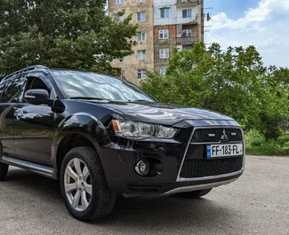 Frontansicht eines Mietwagens Mitsubishi Outlander Xl in Tiflis, Georgien ✓ Auto Nr.4201. ✓ Automatisch TM ✓ 2 Bewertungen.