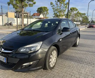 Frontansicht eines Mietwagens Opel Astra Sedan in Tirana, Albanien ✓ Auto Nr.4717. ✓ Schaltgetriebe TM ✓ 0 Bewertungen.