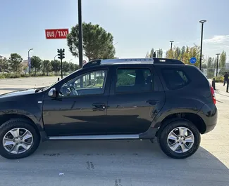 Frontansicht eines Mietwagens Dacia Duster in Tirana, Albanien ✓ Auto Nr.4716. ✓ Schaltgetriebe TM ✓ 0 Bewertungen.