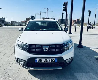 Frontansicht eines Mietwagens Dacia Sandero Stepway in Tirana, Albanien ✓ Auto Nr.4711. ✓ Schaltgetriebe TM ✓ 0 Bewertungen.