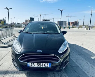 Frontansicht eines Mietwagens Ford Fiesta Ecoboost in Tirana, Albanien ✓ Auto Nr.4718. ✓ Schaltgetriebe TM ✓ 0 Bewertungen.