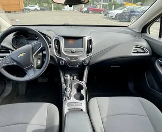 Innenraum von Chevrolet Cruze zur Miete in Georgien. Ein großartiges 5-Sitzer Fahrzeug mit Automatisch Getriebe.