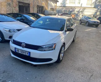 Frontansicht eines Mietwagens Volkswagen Jetta in Tirana, Albanien ✓ Auto Nr.4570. ✓ Automatisch TM ✓ 0 Bewertungen.