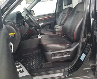 Innenraum von Hyundai Santa Fe zur Miete in Albanien. Ein großartiges 7-Sitzer Fahrzeug mit Automatisch Getriebe.