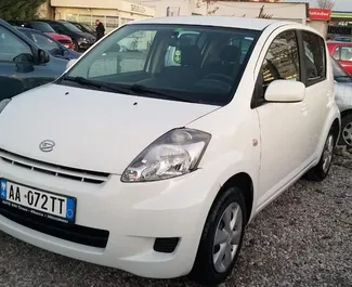 Frontansicht eines Mietwagens Daihatsu Sirion in Tirana, Albanien ✓ Auto Nr.4519. ✓ Automatisch TM ✓ 0 Bewertungen.