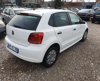 Frontansicht eines Mietwagens Volkswagen Polo in Tirana, Albanien ✓ Auto Nr.4506. ✓ Schaltgetriebe TM ✓ 0 Bewertungen.