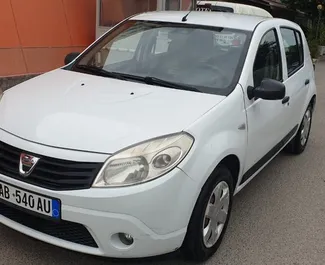 Frontansicht eines Mietwagens Dacia Sandero in Tirana, Albanien ✓ Auto Nr.4521. ✓ Schaltgetriebe TM ✓ 0 Bewertungen.