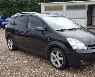 Frontansicht eines Mietwagens Toyota Corolla Verso in Tirana, Albanien ✓ Auto Nr.4511. ✓ Schaltgetriebe TM ✓ 0 Bewertungen.
