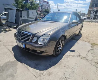 Frontansicht eines Mietwagens Mercedes-Benz E220 in Tirana, Albanien ✓ Auto Nr.4500. ✓ Automatisch TM ✓ 0 Bewertungen.