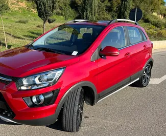 Frontansicht eines Mietwagens Baic Senova X25 in Tirana, Albanien ✓ Auto Nr.4650. ✓ Schaltgetriebe TM ✓ 2 Bewertungen.