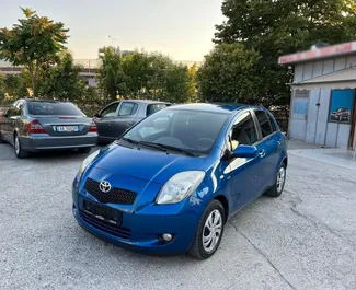 Frontansicht eines Mietwagens Toyota Yaris in Tirana, Albanien ✓ Auto Nr.4488. ✓ Schaltgetriebe TM ✓ 1 Bewertungen.