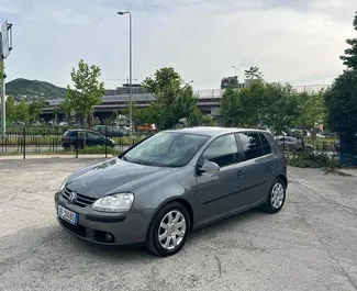 Frontansicht eines Mietwagens Volkswagen Golf in Tirana, Albanien ✓ Auto Nr.4470. ✓ Automatisch TM ✓ 0 Bewertungen.