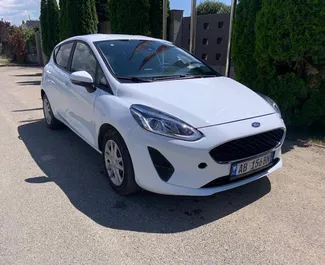 Frontansicht eines Mietwagens Ford Fiesta in Tirana, Albanien ✓ Auto Nr.4611. ✓ Schaltgetriebe TM ✓ 2 Bewertungen.